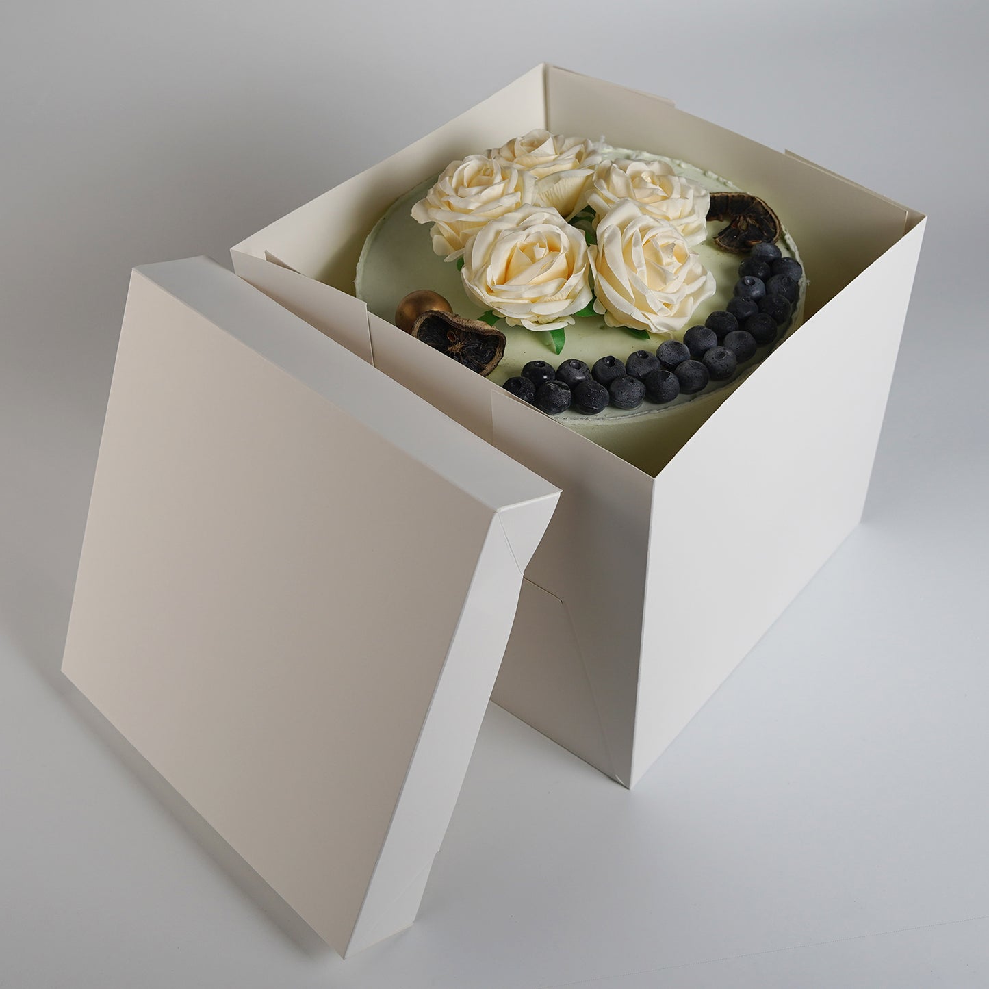 Cake box with separate lid