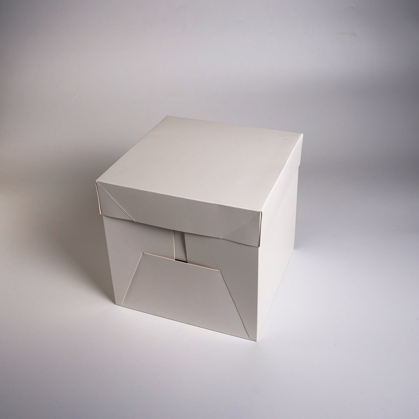 Cake box with separate lid