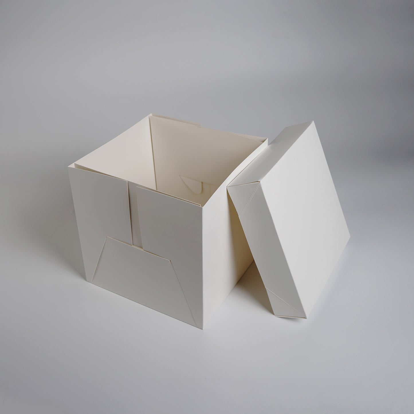 Cake box with separate lid