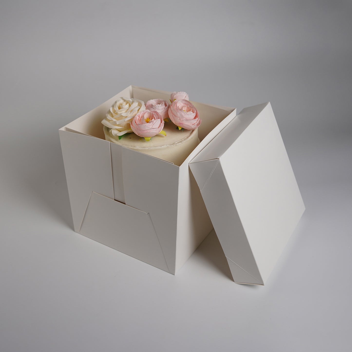 Cake box with separate lid