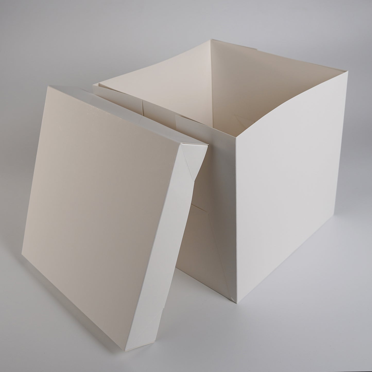 Cake box with separate lid